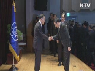 정홍원 총리 세종청사 첫 출근···"국민행복 중점"