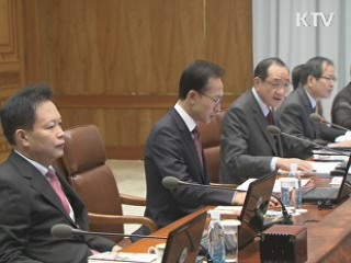 이 대통령 "무역 1조달러 시대, 전략적 대책 마련"